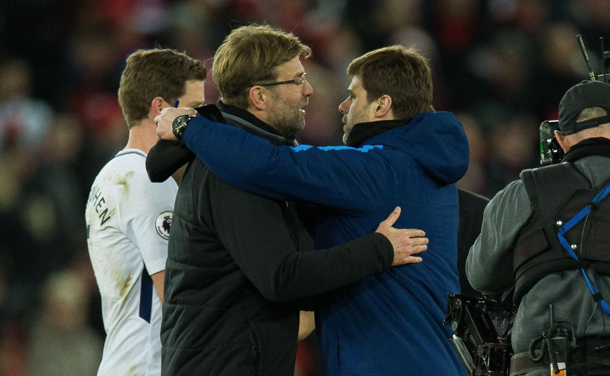 Jürgen Klopp y Mauricio Pochettino se saludan tras un duelo entre Liverpool y Pochettino.