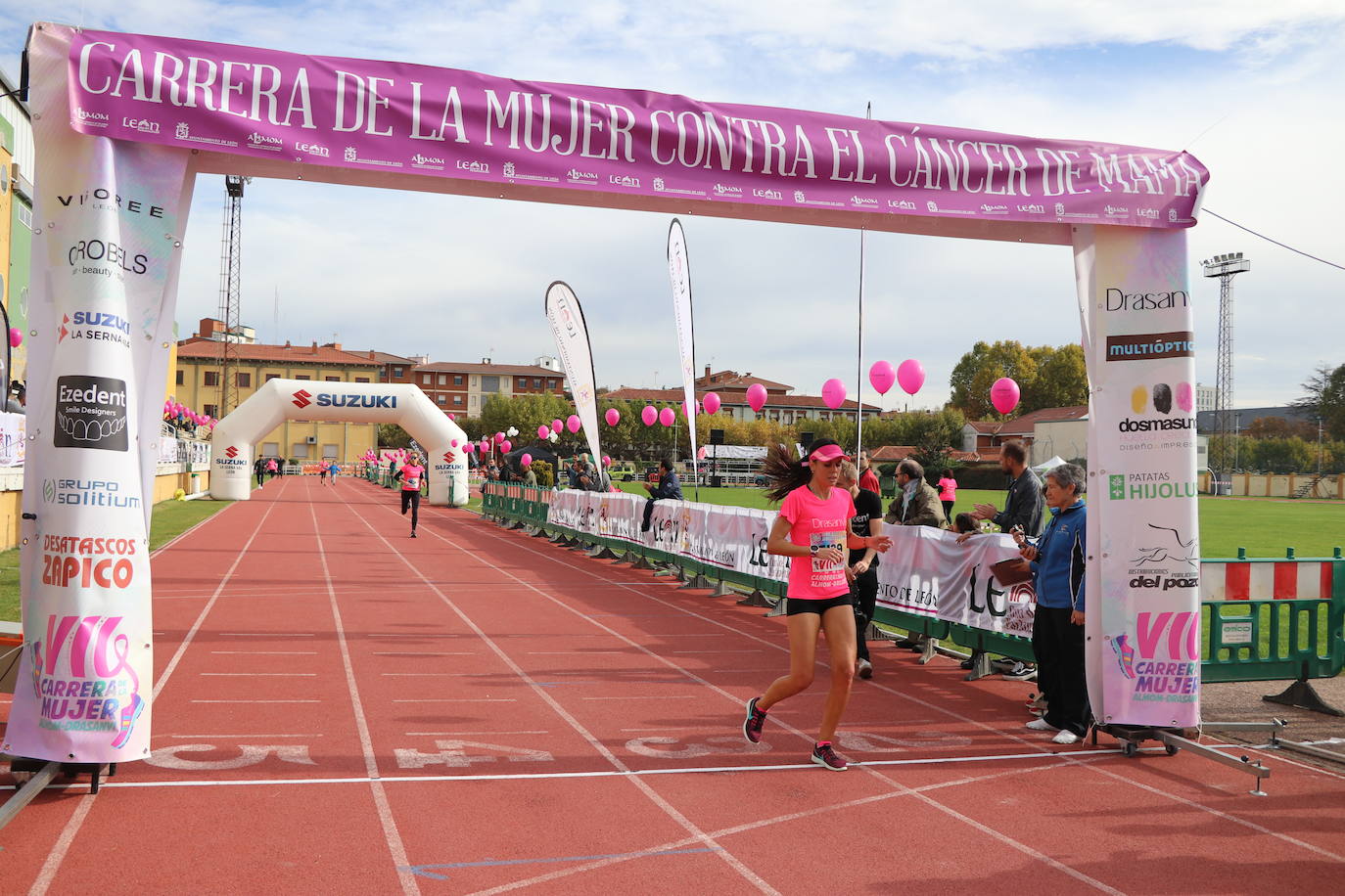 La VII Carrera de la Mujer se celebra en las calles de León con miles de participantes.