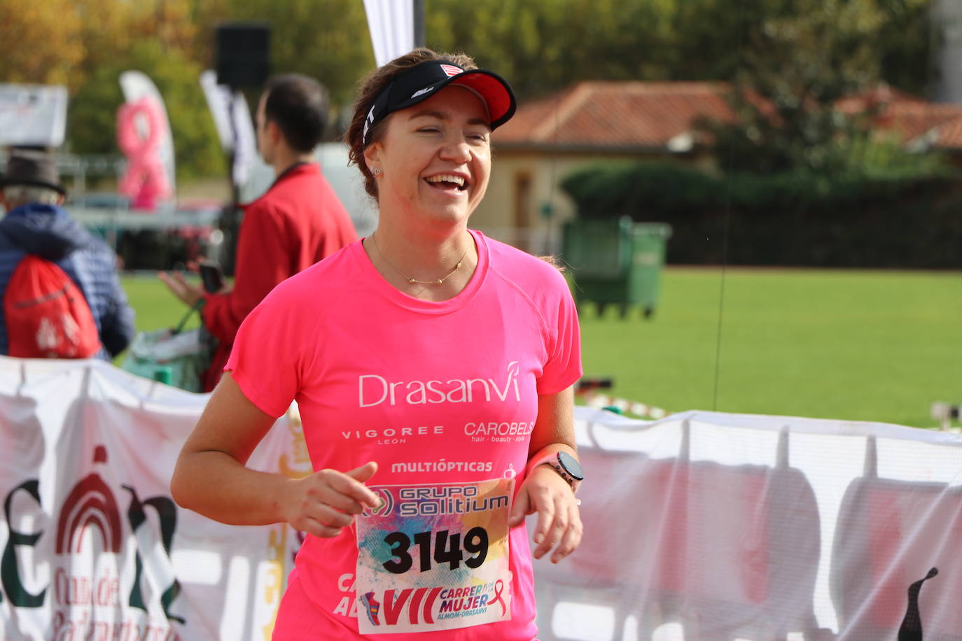 La VII Carrera de la Mujer se celebra en las calles de León con miles de participantes.