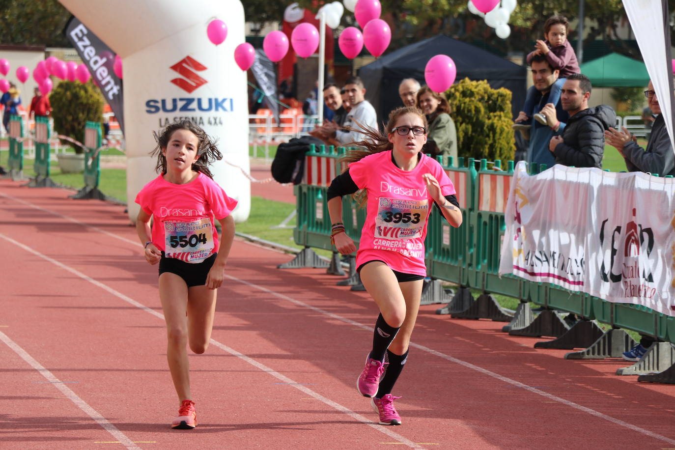 La VII Carrera de la Mujer se celebra en las calles de León con miles de participantes.