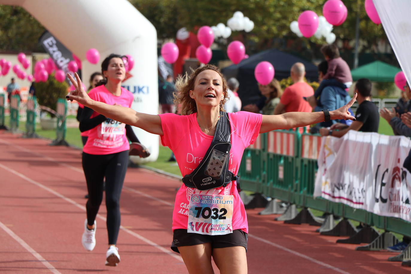 La VII Carrera de la Mujer se celebra en las calles de León con miles de participantes.