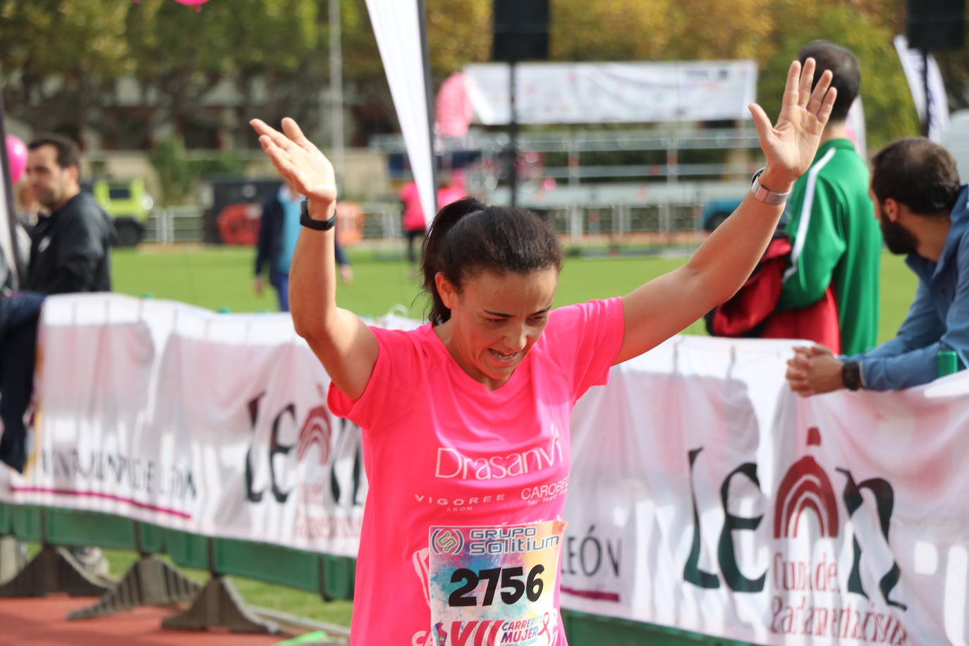 La VII Carrera de la Mujer se celebra en las calles de León con miles de participantes.