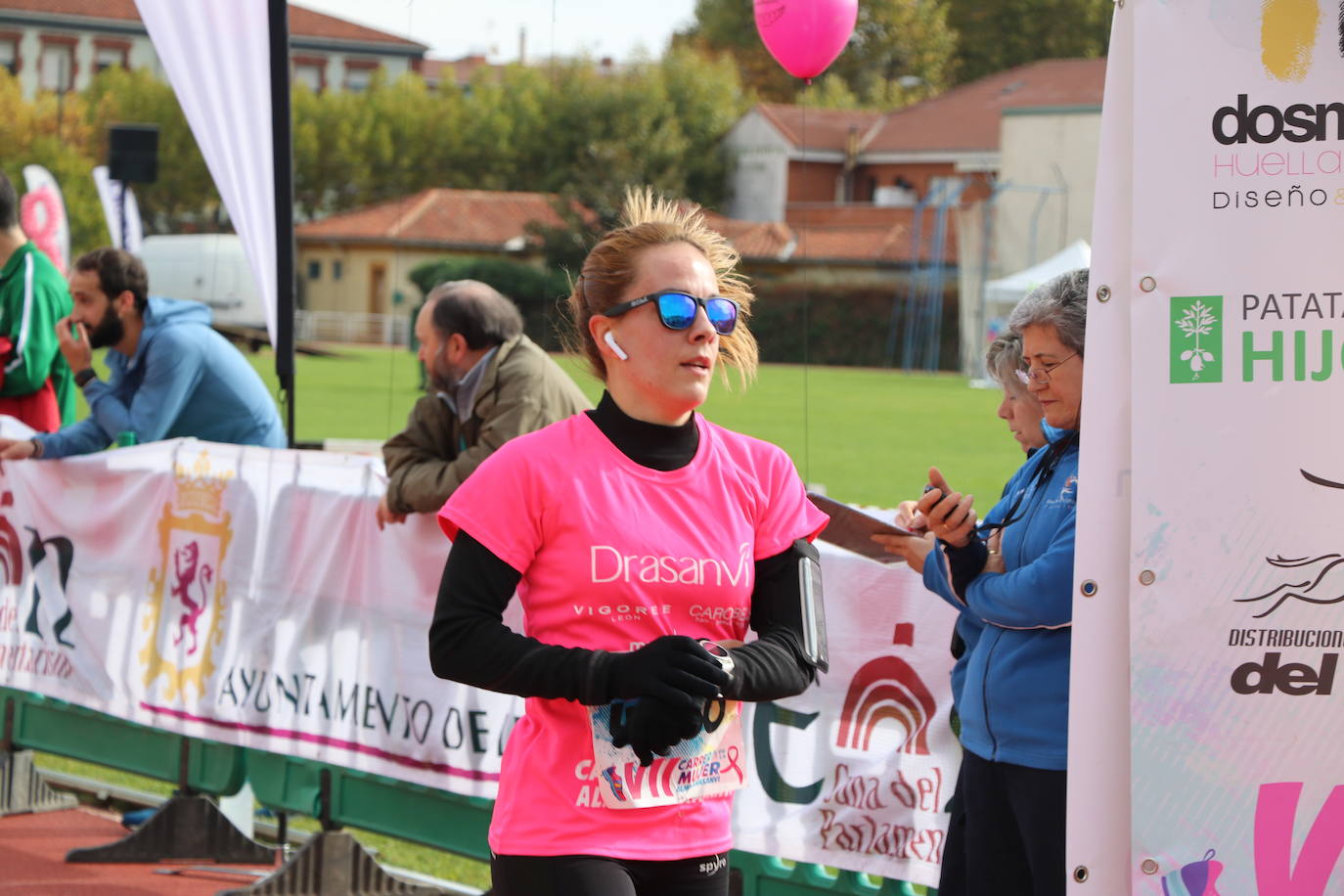 La VII Carrera de la Mujer se celebra en las calles de León con miles de participantes.