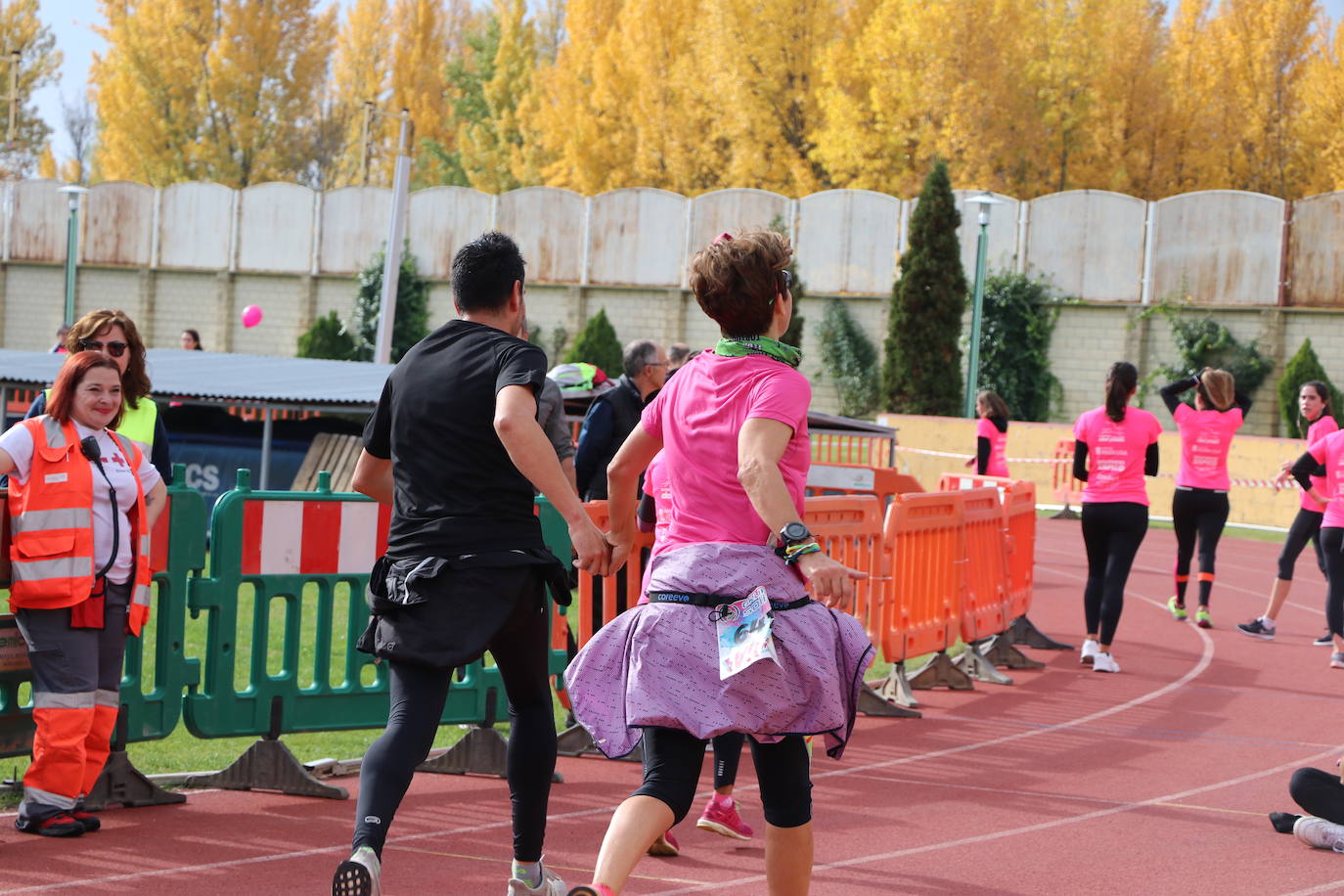 La VII Carrera de la Mujer se celebra en las calles de León con miles de participantes.