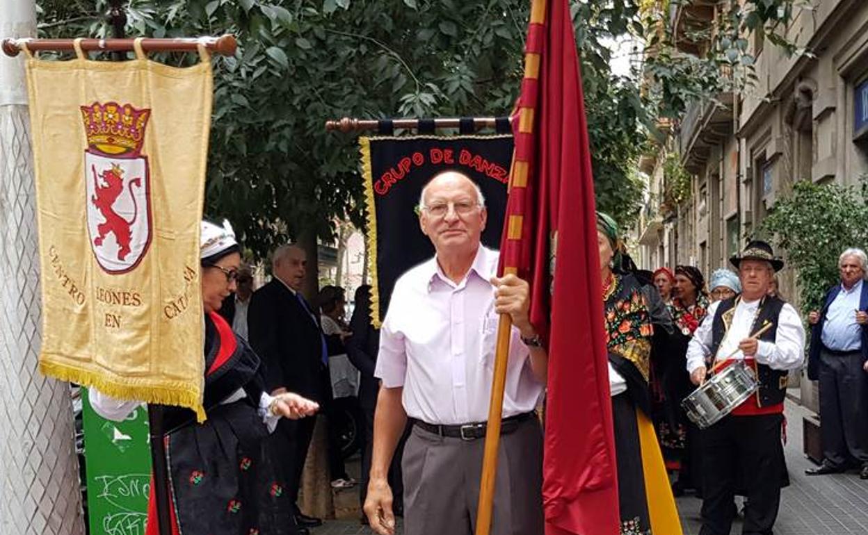 Bandera de León y estandarte de la 'Casa de León en Barcelona' durante las celebraciones de 2018.