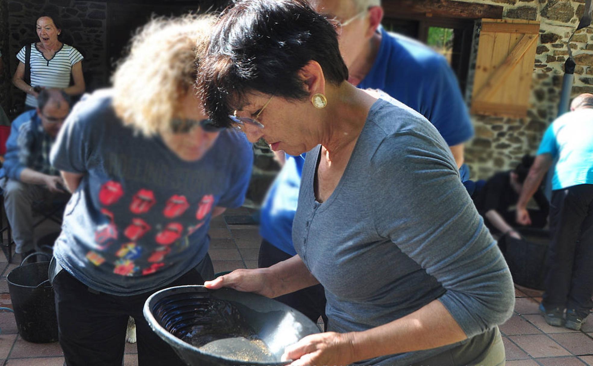 La presidenta del IEB, Mar Palacio, en el taller de bateo de oro celebrado el pasado verano.