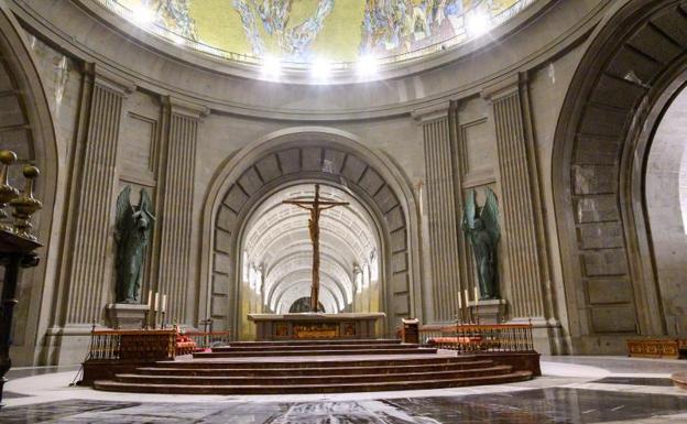 Imagen principal - Fotografías del interior de la basílica del Valle de los Caídos tras las obras realizadas para reponer el solado que ocupaba la tumba de Francisco Franco y una vista aérea del Valle.