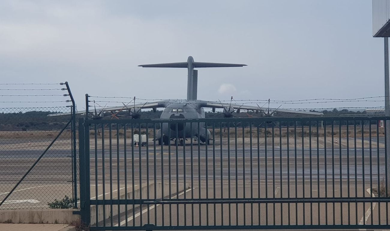 El avión de transporte táctico más grande y potente que existe en servicio 'descansa' en el Aeropuerto de León desde hace días.