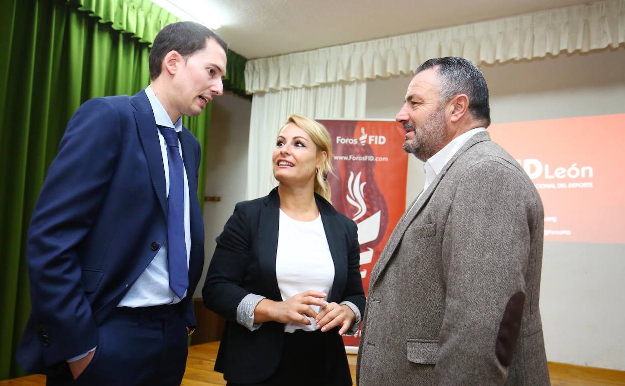 El director del Foro Internacional del Deporte (FID) de León, Francisco del Río (I), junto al alcalde de Camponaraya, Eduardo Morán (D), y la campeona olímpica y mundial de halterofilia, Lydia Valentín, durante la presentación de la deportista como madrina y embajadora del del FID León 2020.