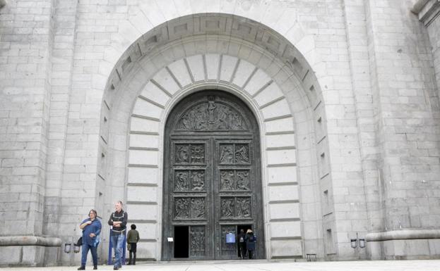 Primer día en el Valle de los Caídos tras la exhumación de Franco.