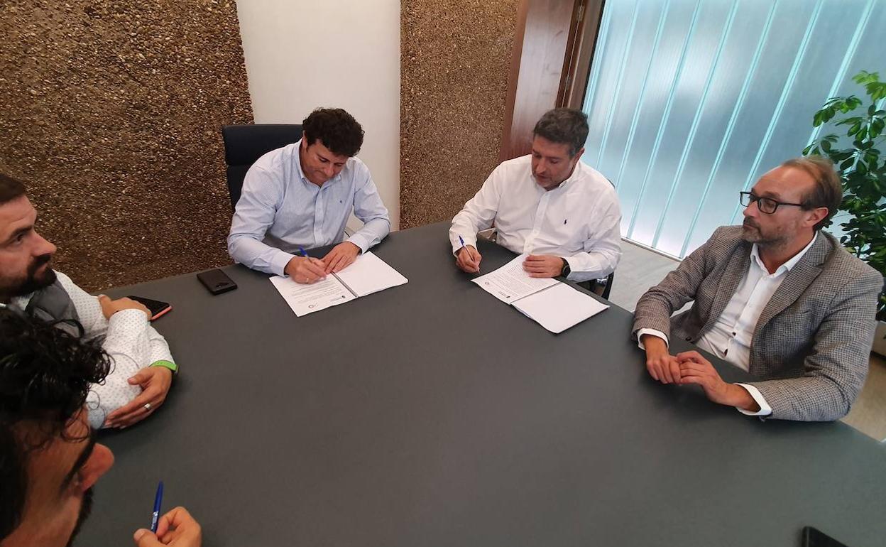 Un momento de la firma presidida por el alcalde de Villaquilambre y el presidente del CEL. 