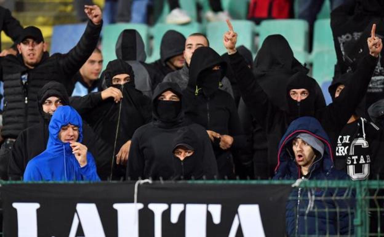 Radicales búlgaros durante el partido contra Inglaterra. 