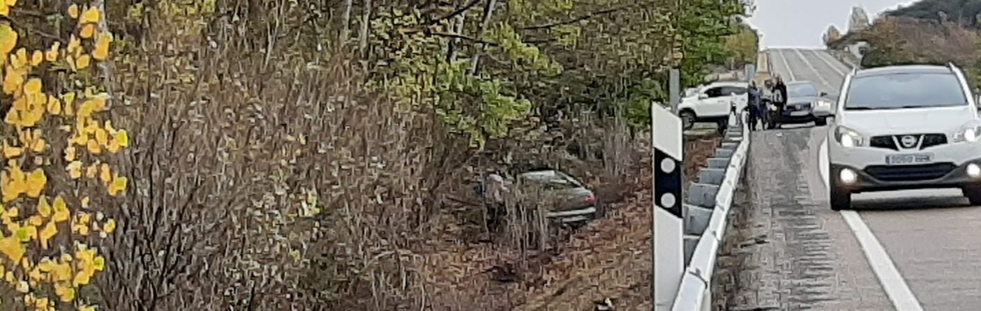 Una persona herida tras una aparatosa salida de vía en la N120 León-Astorga.