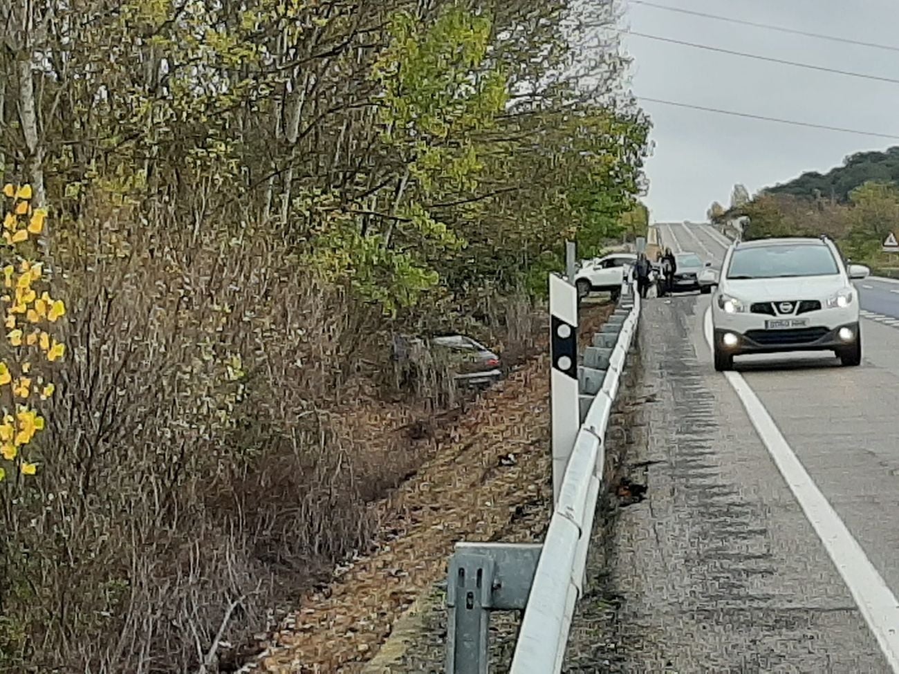 Una persona herida tras una aparatosa salida de vía en la N120 León-Astorga.