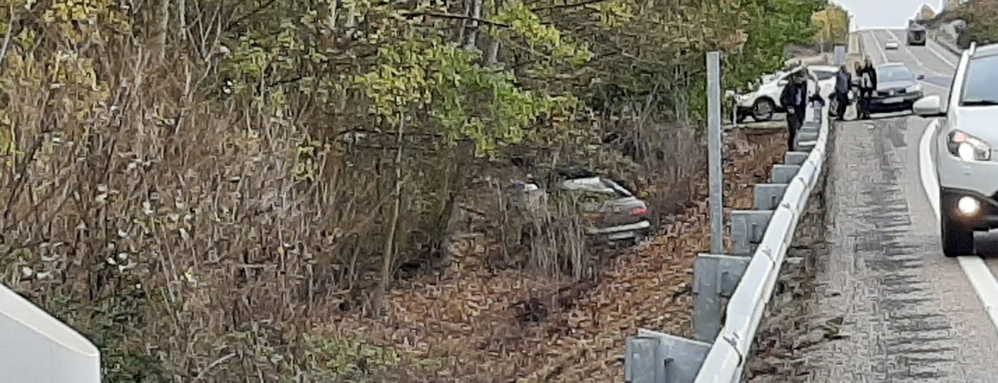 Una persona herida tras una aparatosa salida de vía en la N120 León-Astorga.