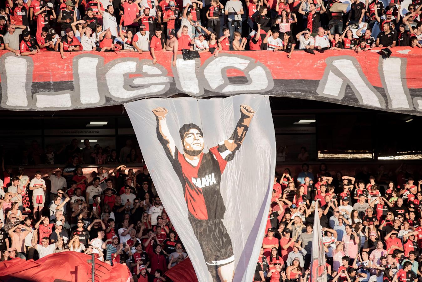 Luciendo una gorra que rezaba 'Chaves somos todos', Maradona fue recibido como un héroe en Rosario porque jugó en Newell's de 1993 a 1994. Los hinchas locales desplegaron banderas conmemorativas a su paso por el club y lo ovacionaron en reiteradas oportunidades. Además, los directivos le hicieron varios regalos, como un cuadro y una camiseta especial.