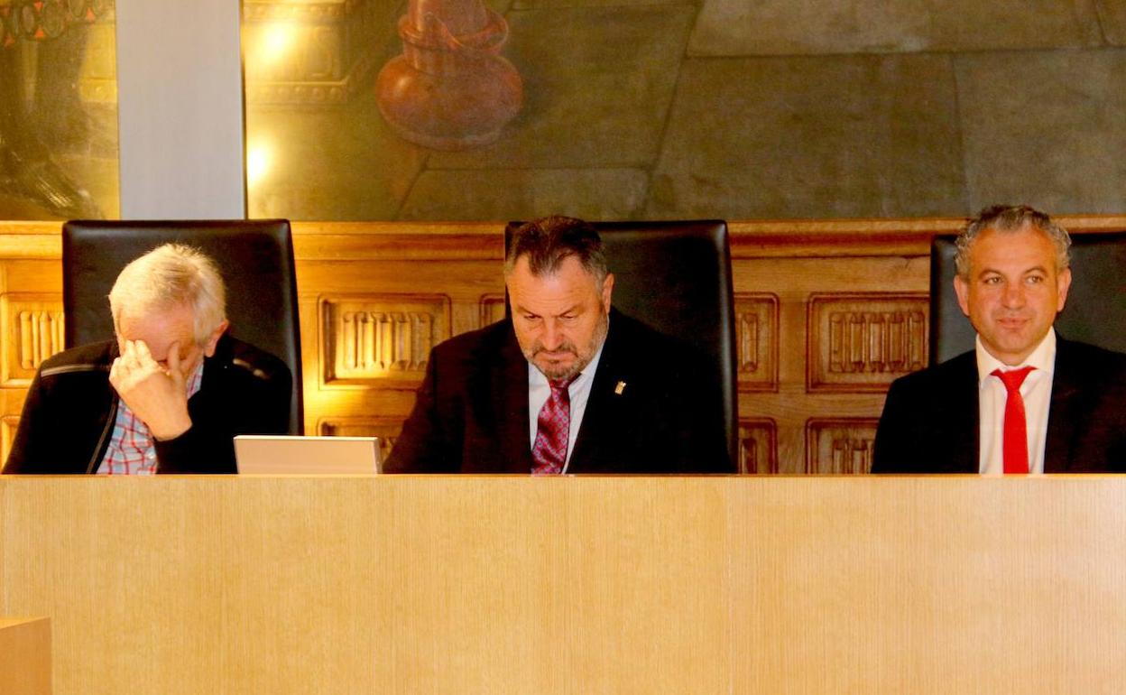 Matías Llorente, Eduardo Morán y Nicanor Sen, durante el pleno. 