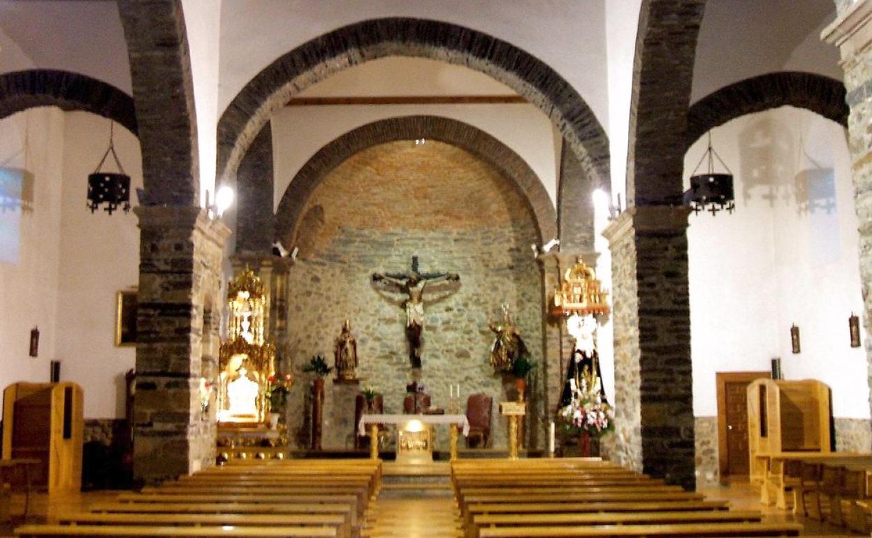 Imagen del templo con el crucificado al fondo.