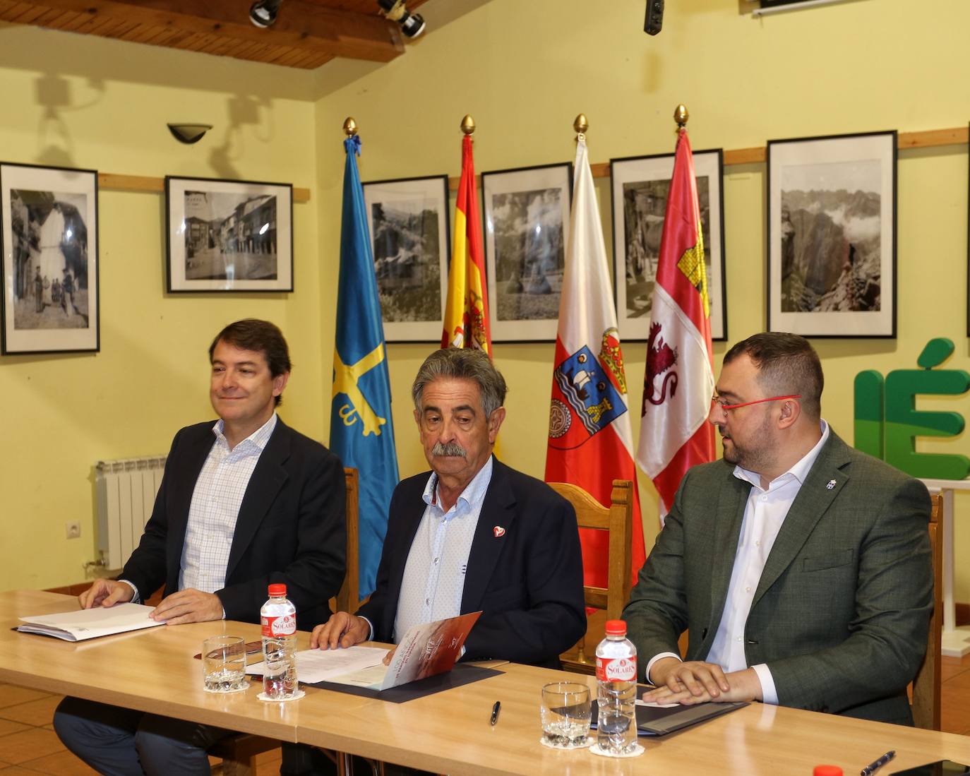 El presidente de la Junta de Castilla y León, Alfonso Fernández Mañueco, asiste a la reunión de la Comisión de Gestión del Parque Nacional de los Picos de Europa, junto a los presidentes de Cantabria, Miguel Ángel Revilla; y de Asturias, Adrián Barbón.