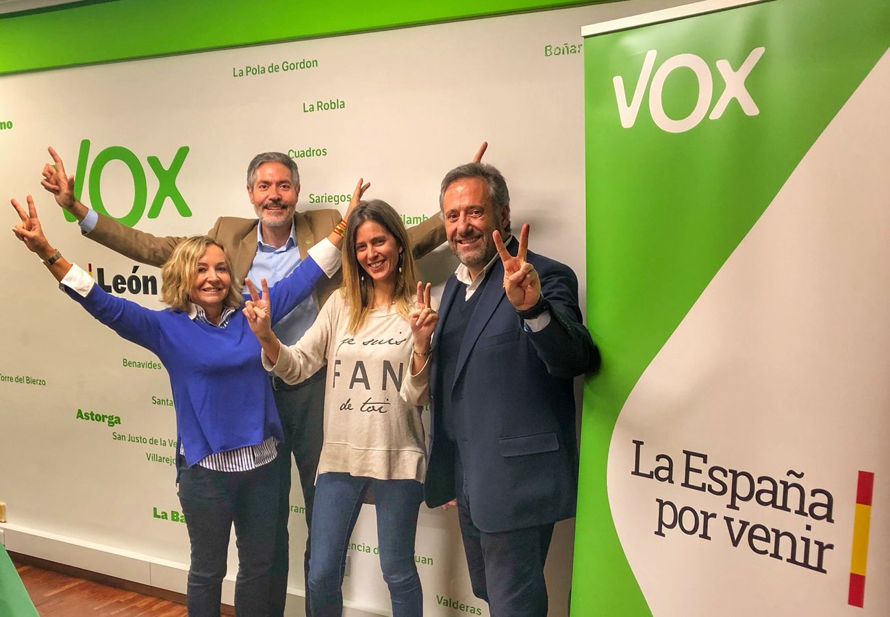 Los candidatos por León de la formación de Santiago Abascal realizan una 'pegada virtual' en la sede de la formación en el inicio de la campaña.