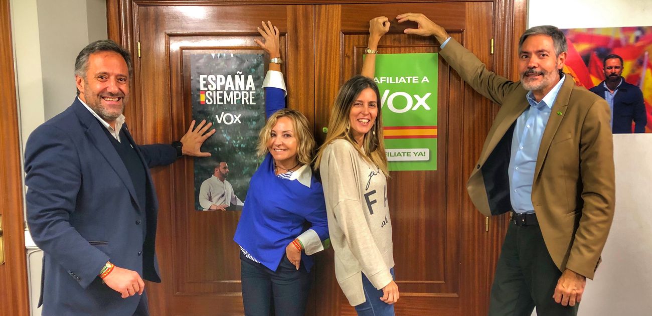 Los candidatos por León de la formación de Santiago Abascal realizan una 'pegada virtual' en la sede de la formación en el inicio de la campaña.