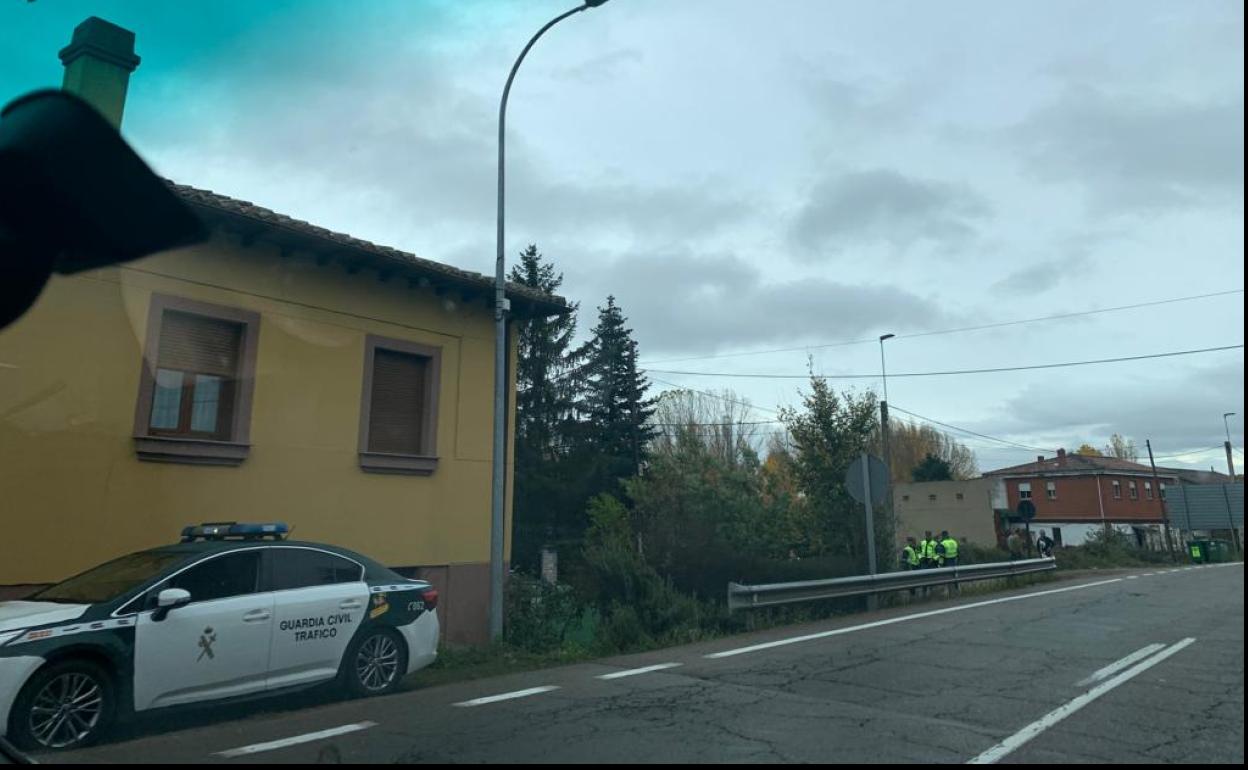 Efectivos de la Guardia Civil en el lugar del accidente. 