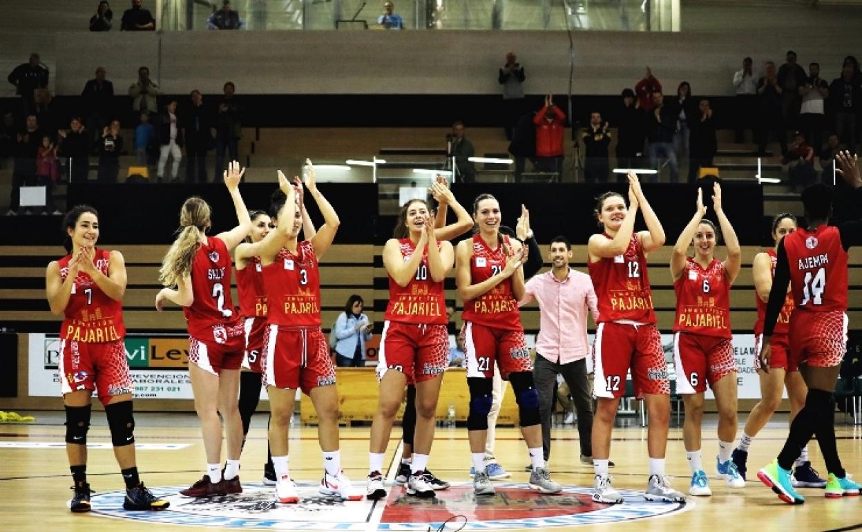 Las jugadoras del Embutidos Pajariel celebran el triunfo ante Mann-Filter.
