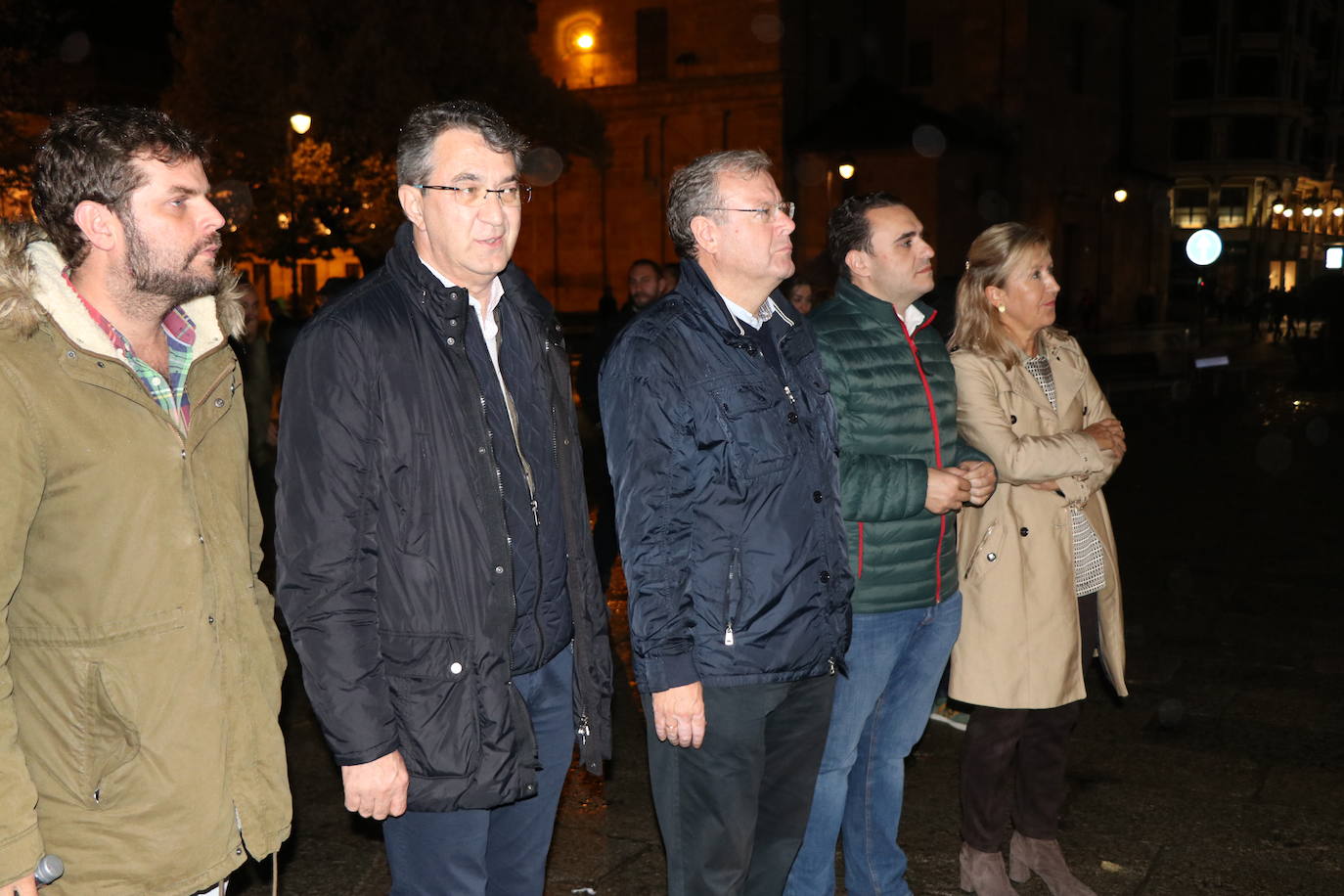 Fotos: Simbólica pegada de carteles del PP de León