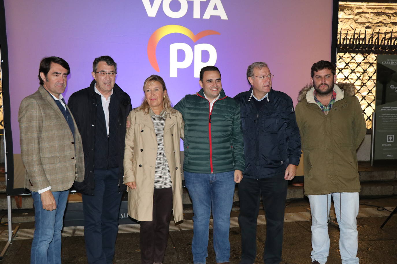 Fotos: Simbólica pegada de carteles del PP de León