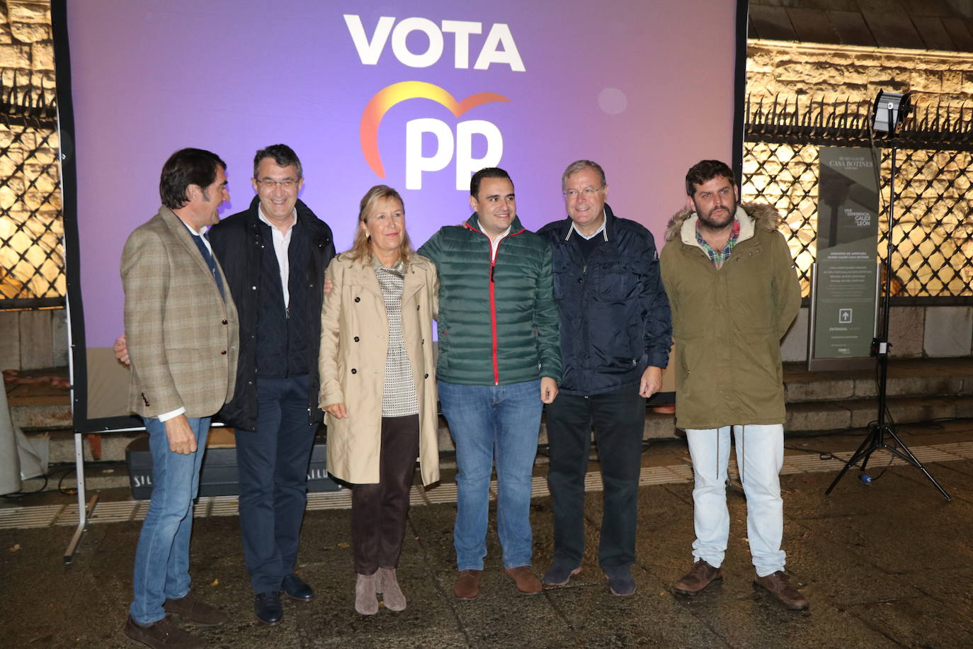 Fotos: Simbólica pegada de carteles del PP de León