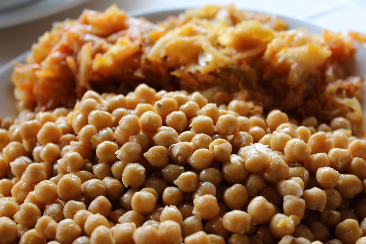 El Restaurante Fuentes Blancas, en Vegacervera, ofrece un cocido completo y muy contundente con un elemento diferenciador: la carne y la sopa de chivo.