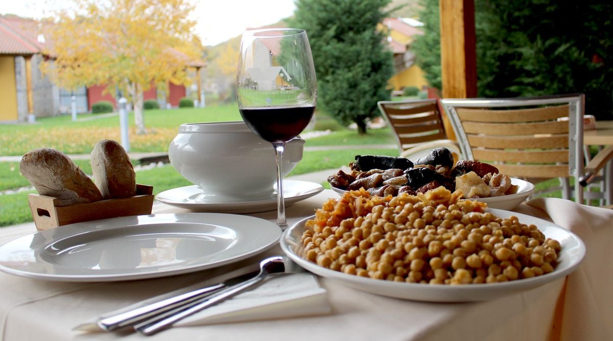 El Restaurante Fuentes Blancas, en Vegacervera, ofrece un cocido completo y muy contundente con un elemento diferenciador: la carne y la sopa de chivo.