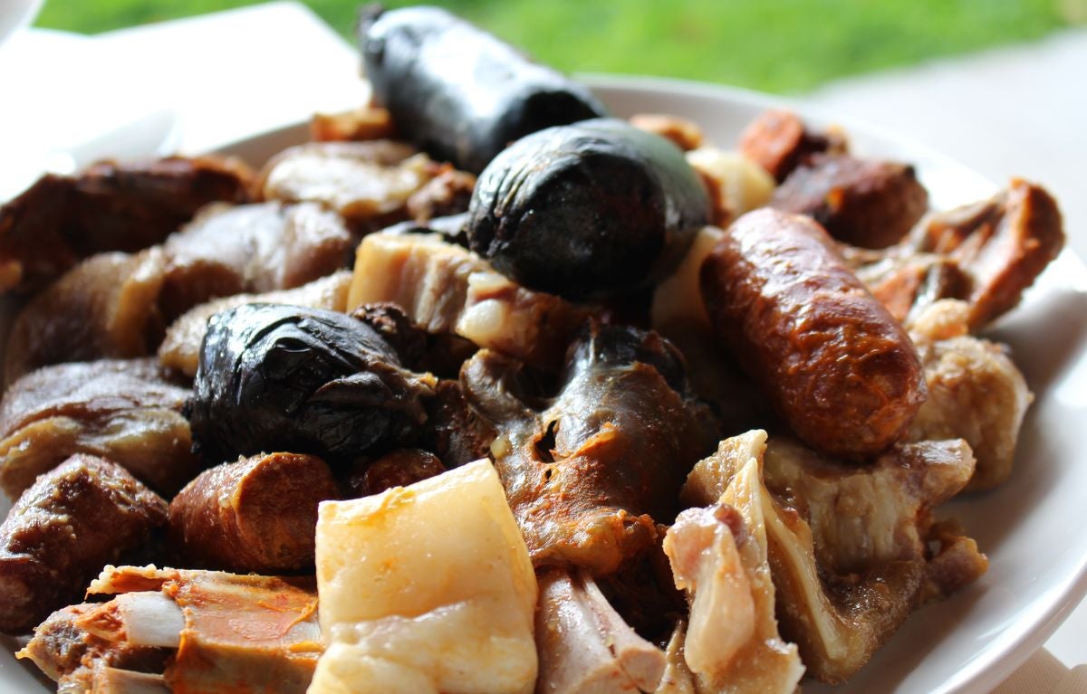 El Restaurante Fuentes Blancas, en Vegacervera, ofrece un cocido completo y muy contundente con un elemento diferenciador: la carne y la sopa de chivo.