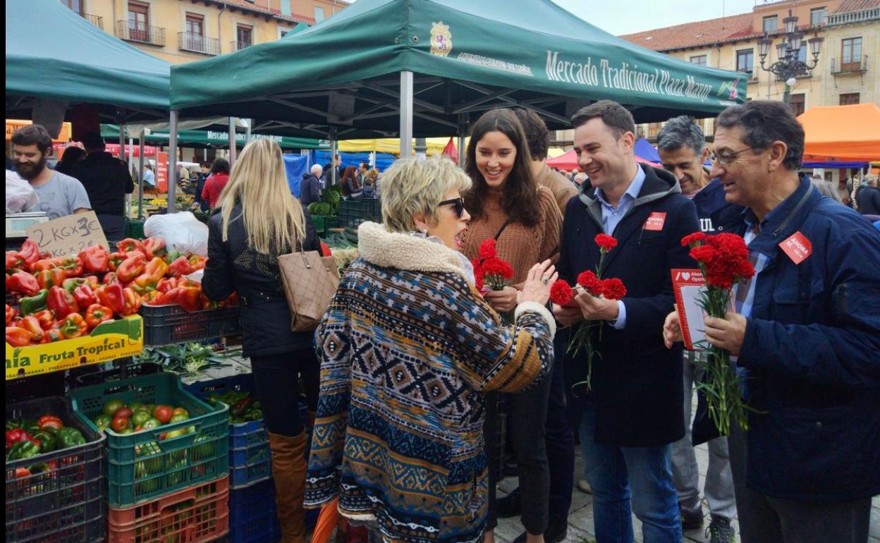 Andrea Fernández, Javier Alfonso Cendón y Salvador Vidal durante la visita al mercado de la Plaza Mayor.