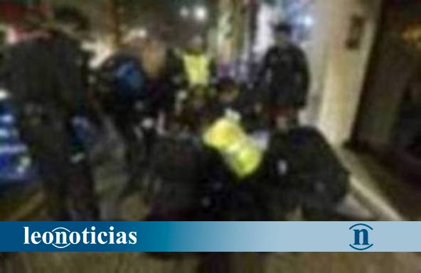 Fotos: Detenido en Oviedo tras romper el cristal de un bar con la cabeza