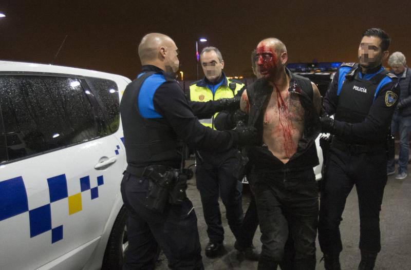 Fotos: Detenido en Oviedo tras romper el cristal de un bar con la cabeza