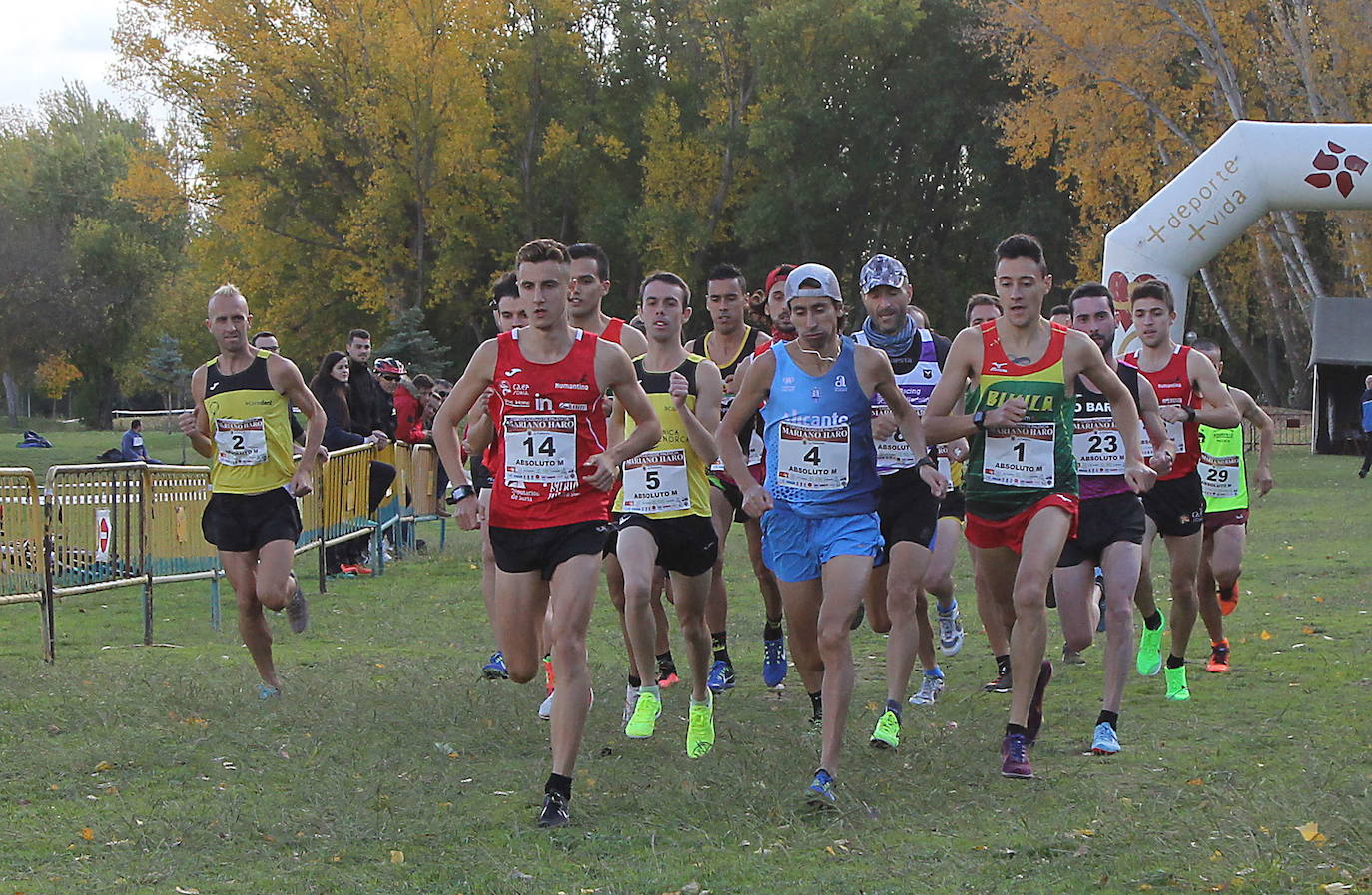 El atleta gordonés fue el mejor en el cross que abre la temporada, seguido del también leonés Jorge Blanco mientras que la leonesa Marta Pérez fue subcampeona en categoría femenina