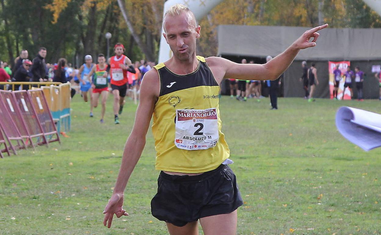 Sergio Sánchez, en su llegada a meta en el Cross Mariano Haro.