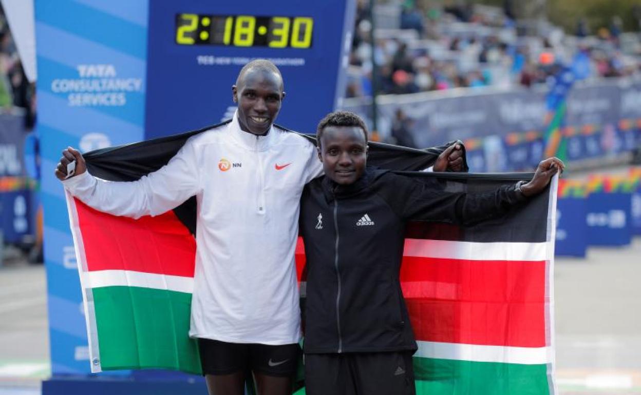 Geoffrey Kamworor y Joyciline Jepkosgei, con la bandera de Kenia. 