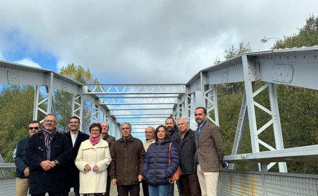 Foto institucional en el puente de Hierro.