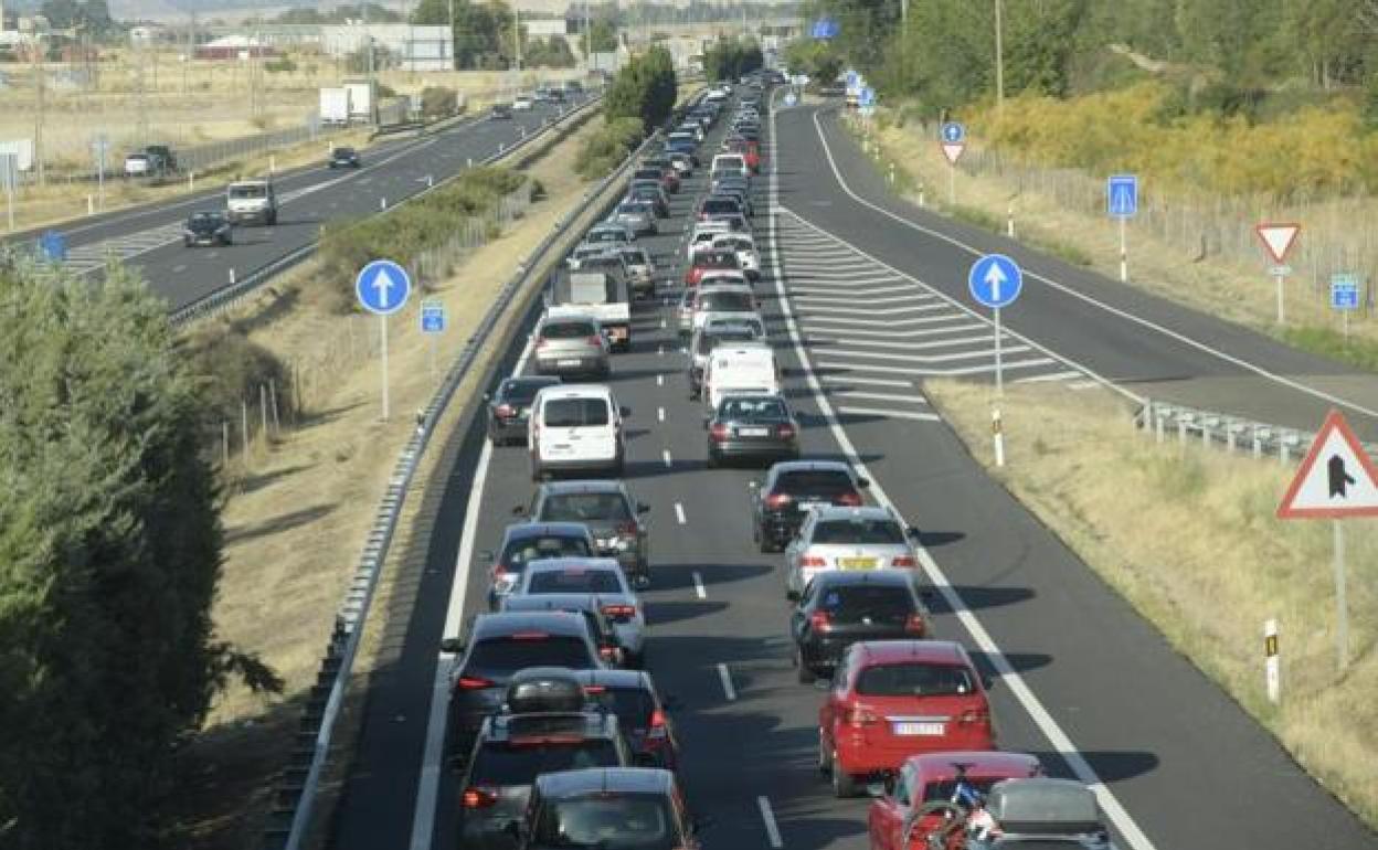 Las carreteras de Castilla y León suman más de 48 kilómetros de retenciones en el regreso del puente de Todos los Santos