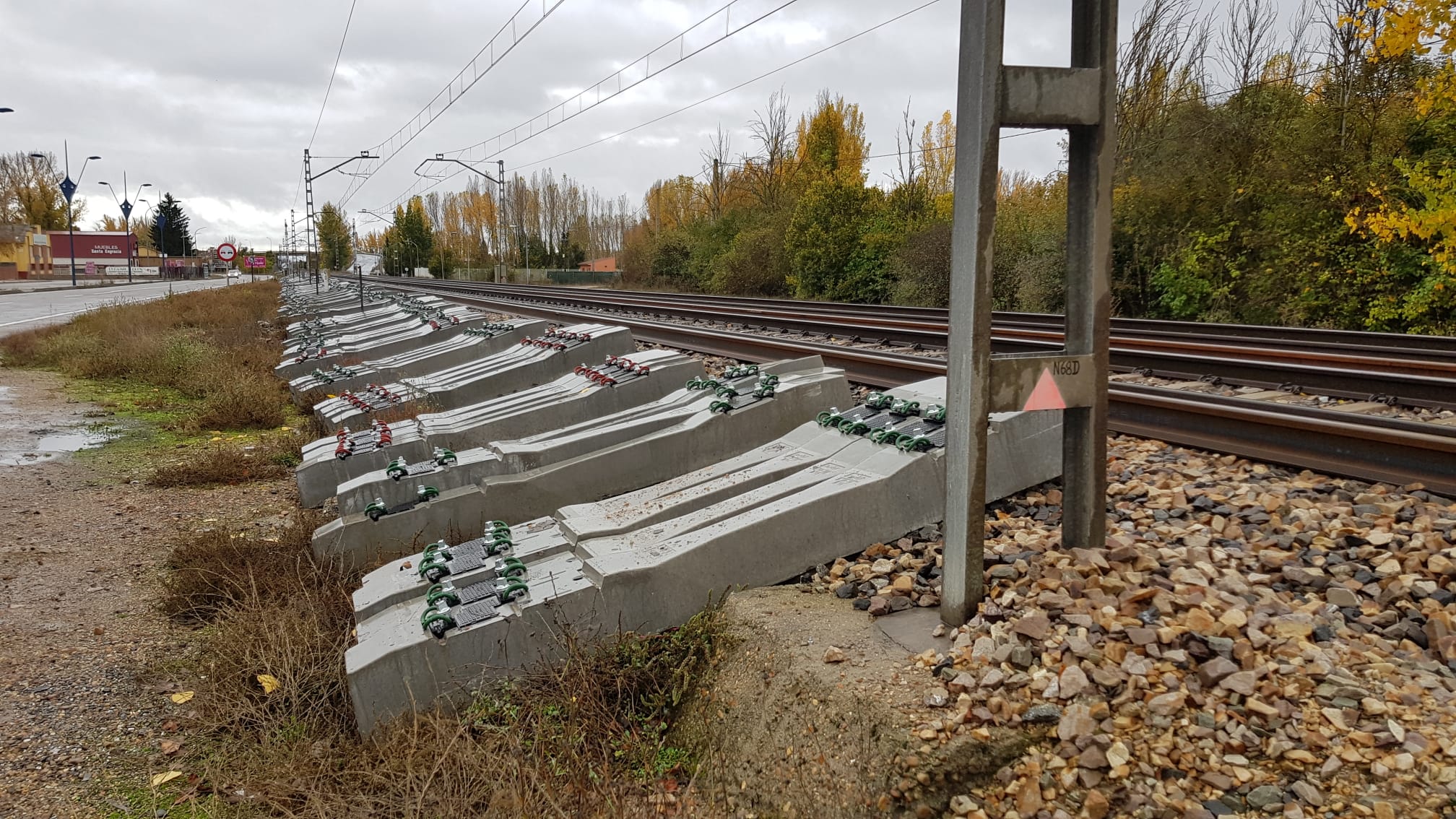 Traviesas para el paso del AVE depositadas en el tramo León-La Robla para su adaptación a la alta velocidad.