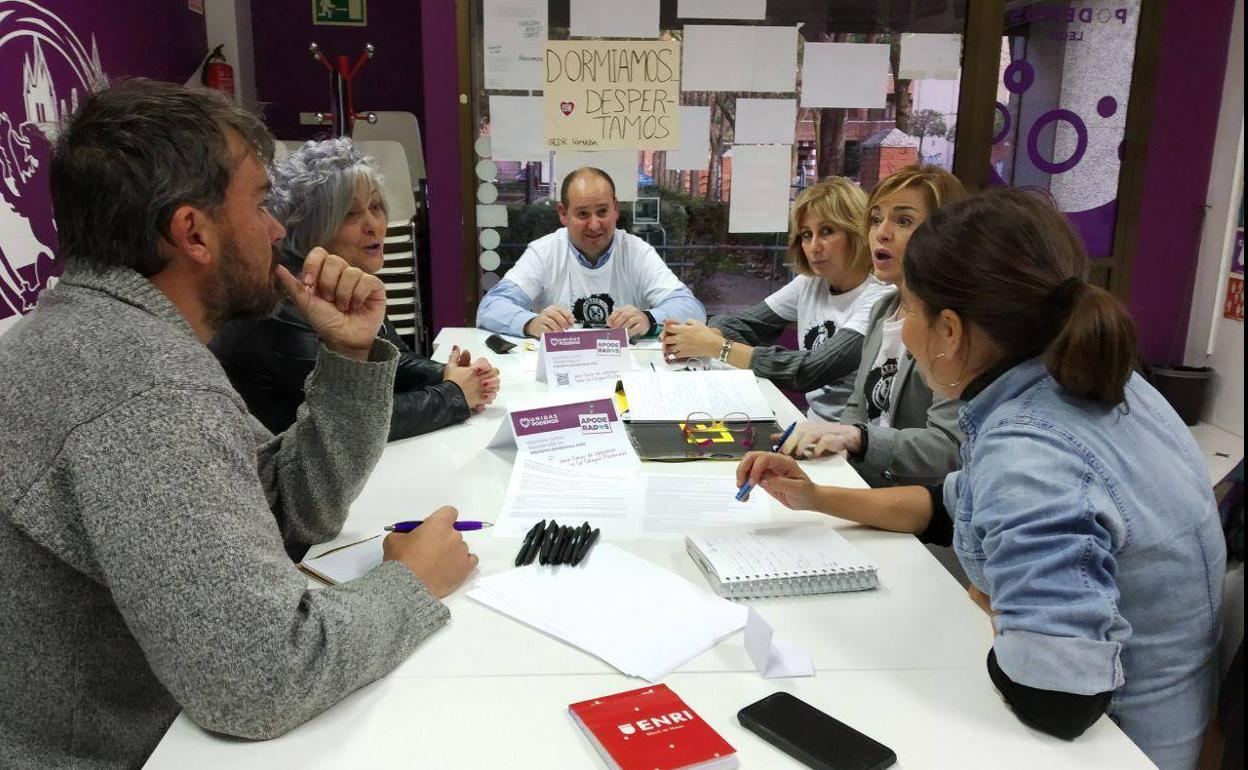 Reunión en la sede de Podemos León.