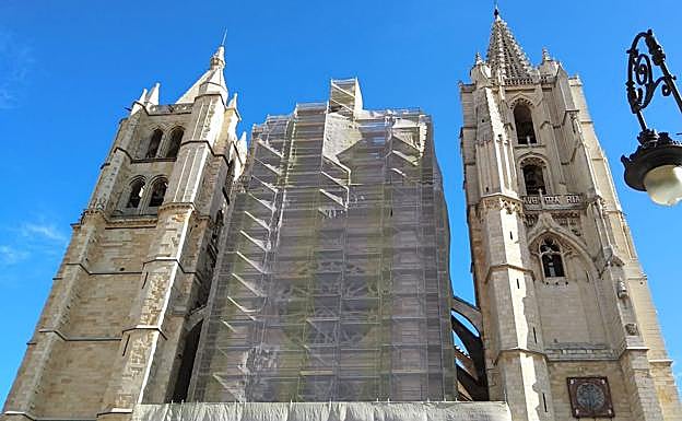 Galería. Imagen de la Catedral tras retirar este lunes la lona.