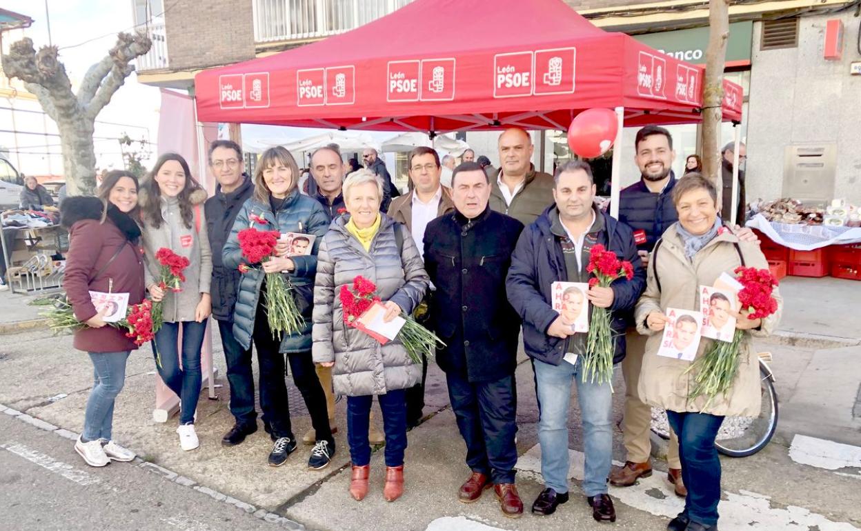 Imagen de campaña del PSOE durante la reunión con el sector del lúpulo.