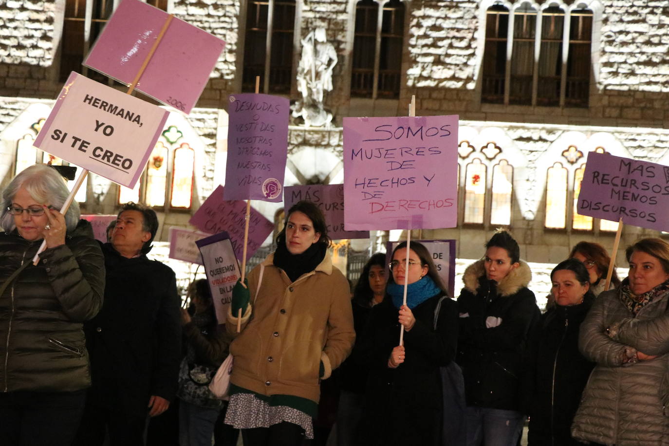 Un grupo de personas se concentra ante Botines para gritar que no fue abuso y sí violación los hechos ocurridos en Manresa