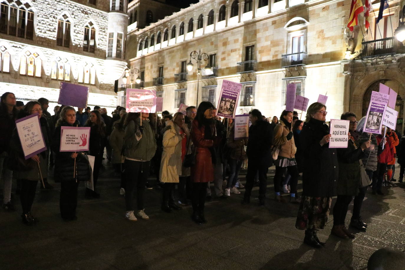 Un grupo de personas se concentra ante Botines para gritar que no fue abuso y sí violación los hechos ocurridos en Manresa