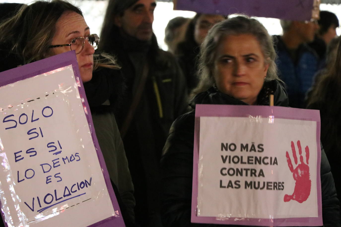 Un grupo de personas se concentra ante Botines para gritar que no fue abuso y sí violación los hechos ocurridos en Manresa