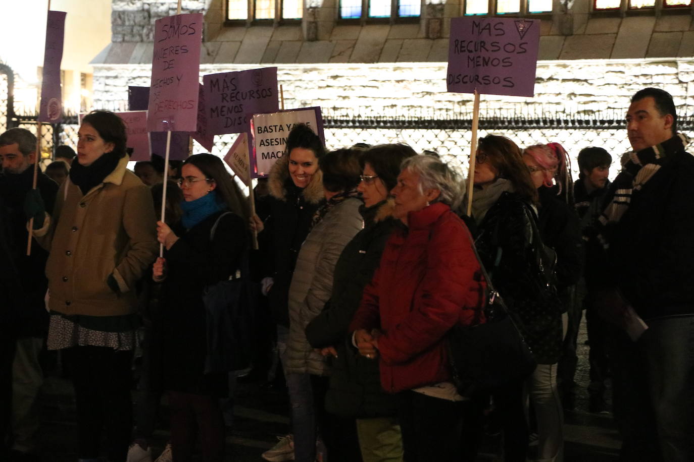 Un grupo de personas se concentra ante Botines para gritar que no fue abuso y sí violación los hechos ocurridos en Manresa