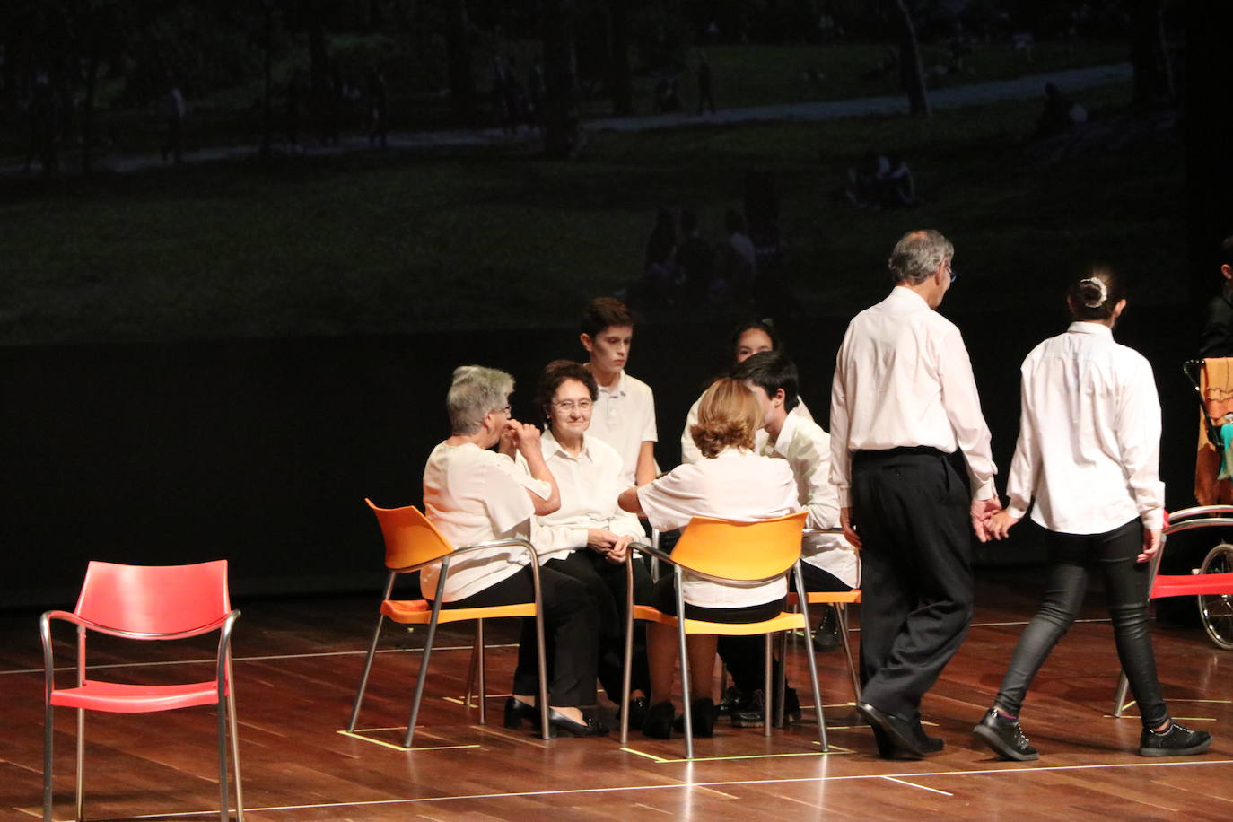 Los alumnos del Colegio Leonés, acompañados de usuarios de Alzheimer León, han dado vida a esta obra adaptada de Carmen Martín Gaite en el auditorio.